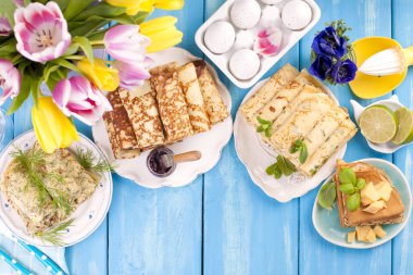 Birçok krep farklı dolguları ve tatlar ile. Bahar lezzetli geleneksel yemekleri. Homemade Pişirme. Çiçekler ve kahvaltı. Yukarıdan görüntüleyin. Kopya alanı