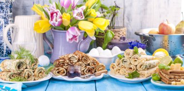 Birçok krep farklı dolguları ve tatlar ile. Bahar lezzetli geleneksel yemekleri. Homemade Pişirme. Çiçekler ve kahvaltı. Kopya alanı