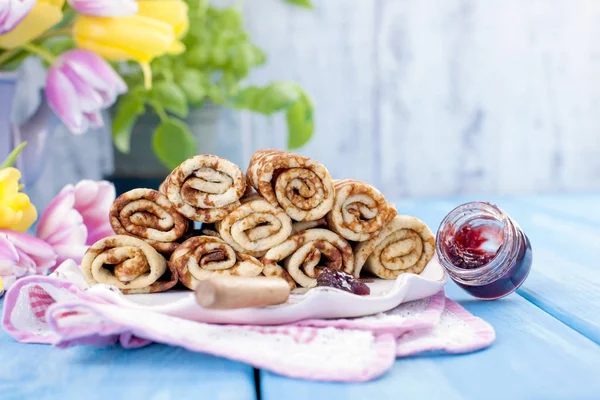 Ev yapımı reçel bahar karnaval için geleneksel krep. Rus kahvaltı. Lale parlak çiçekler. Mavi arka plan. Boş alan metin veya bir posta kartı için. Kopya alanı