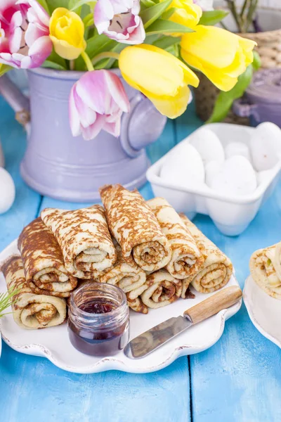 Ev yapımı reçel bahar karnaval için geleneksel krep. Rus kahvaltı. Lale parlak çiçekler. Mavi arka plan. Boş alan metin veya bir posta kartı için. Kopya alanı.