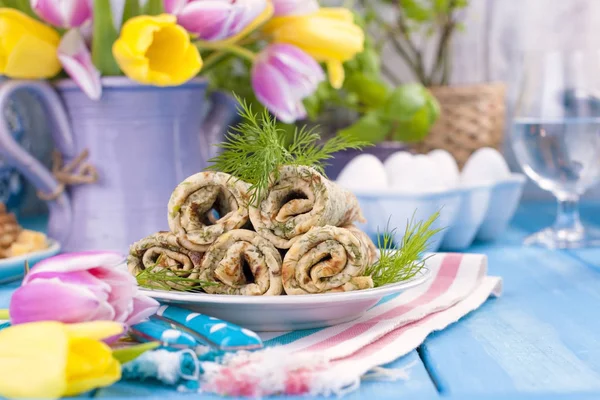 Bahar karnaval için dereotu ile ev yapımı geleneksel gözleme. Rus kahvaltı. Lale parlak çiçekler. Mavi arka plan. Metin veya bir kartpostal için ücretsiz bir yer