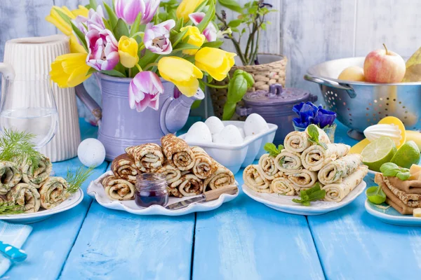 Birçok krep farklı dolguları ve tatlar ile. Bahar lezzetli geleneksel Rus yemekleri. Homemade Pişirme. Çiçekler ve kahvaltı. Kopya alanı