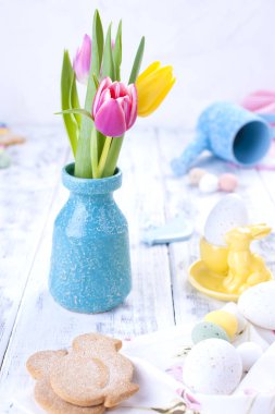 Bir buket bahar lale Paskalya için. Beyaz ahşap çelik. Paskalya dekor ve yumurta farklı renklerde. Metin veya bir kartpostal için boş alan.