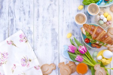 Paskalya kahvaltı düz yatırın, kızarmış yumurta ve bıldırcın yumurtası ve bahar tatil dekorasyon renkli gre, tost ekmek. Üstten görünüm. Uzay kopyalayın. kruvasan kahvaltı için. Metin veya kartpostal için boş alan.