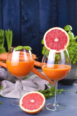 Kahvaltı için havuç dan beşamel sos. Vejetaryen Sağlıklı yiyecekler. Bahar sebze ve meyve suları. Greyfurt ve fesleğen. Metin veya bir kartpostal için boş alan.