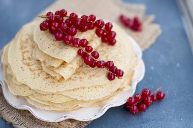 İnce tatlı krep. bahar geleneksel Rus yemekleri. Festival tedavi. Ev yapımı kahvaltı. Metin veya bir kartpostal için boş alan.