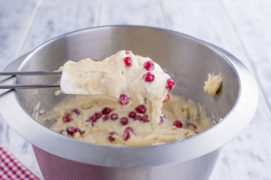 Kırmızı meyveler için ev yapımı pasta hamur içinde. Çelik bir kase içinde. Beyaz ahşap arka plan ve metin için boş alan.