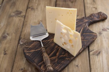 Hollanda peynir delikleri bir ahşap eski tahtası ve peynir ile yoğurun. Vintage Fotoğraf. Süt. Metin için özgür yer. Kopya alanı