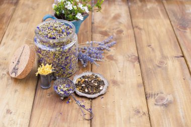 Kurutulmuş bitki ve çiçek çay için. Ahşap arka plan ve metin veya kartları için boş alan