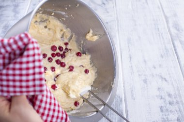 Ev yapımı hamur pasta ile çelik bir fincan taze kırmızı kuş üzümü Karpuzu, metin için boş alan için