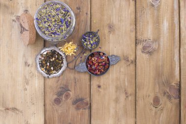 Kurutulmuş bitki ve çiçek çay için. Ahşap arka plan ve metin veya kartları için boş alan.