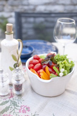 Bir seramik tabak sebze salatası. Açık havada öğle yemeği. Sağlıklı gıda. Kopya alanı