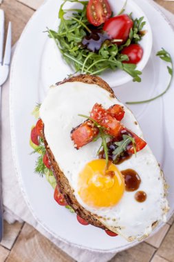 Tahıl ekmek peynir ve domates ile gelen şerefine. Vejetaryen yiyecekler. Yararlı kahvaltı. Metin yazmak için boş alan.