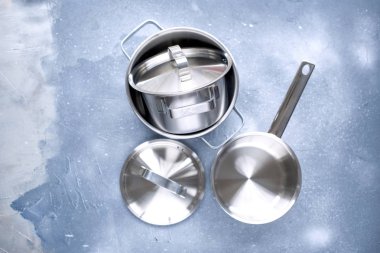 Yeni Tencere çelik kümesi. Bir gri taş arka plan üzerinde. Yazmak için boş alan.