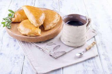 Kahvaltı için taze ev yapımı börek. Porsiyon börek. Ahşap plaka ve beyaz bir arka plan. Metin veya reklam için boş alan