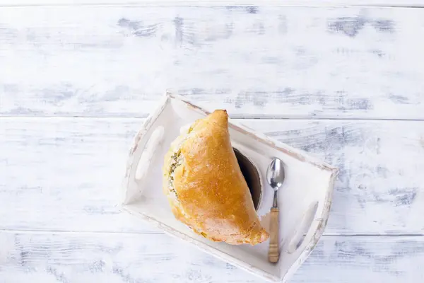 チーズと朝食の緑と新鮮な自家製パイ。部分のパイ。木の板に、白い背景の上。紅茶のカップ。テキストまたは広告に空き — ストック写真