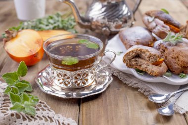 Ev yapımı hamur işleri ile hurma, kahvaltı için. Güzel cam çay ile. Su ısıtıcısı. Ahşap masa, Masa örtüsü dantel ile. Metin veya reklam için boş alan