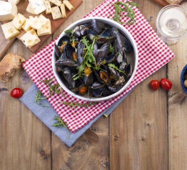 Kırmızı peçeteye beyaz seramik kase müsli. Ahşap masa ve zeytin, ekmek peynir. Ahşap bir arka plan üzerinde. Metin veya reklam için boş alan.