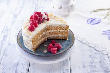 Beyaz kremalı pasta kahvaltı için kesme. Mango meyve. Beyaz arka plan, Masa örtüsü dantel ve metin veya reklam için boş alan ile