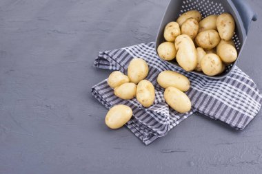Genç patates bir kase tablo ve bir mutfak havlusu temiz. Kopya alanı