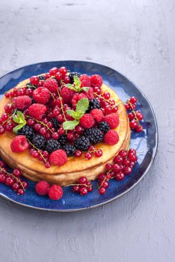 Homemade Pişirme. Pastayı çeşitli taze meyveleri ve nane ile dekore edilmiştir. Yaz yiyecek. Tatlı kahvaltı. Kopya alanı