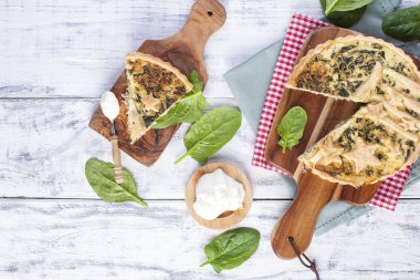 Ev yapımı pasta ıspanak ve peynir, Beyaz ahşap zemin üzerinde. pasta porsiyon