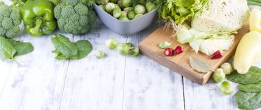 farklı taze yeşil sebze, sebze ve Brüksel lahanası. Beyaz ahşap zemin üzerinde. metin yazma yer