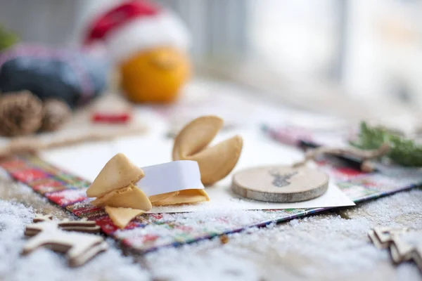 Brief van de kerstman op een houten tafel, cadeau en Christmas decor en sneeuw. — Stockfoto