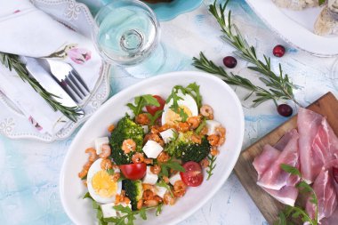 Beyaz Masa farklı yemek, salata ve aperatifler, tabak ve peçeteler