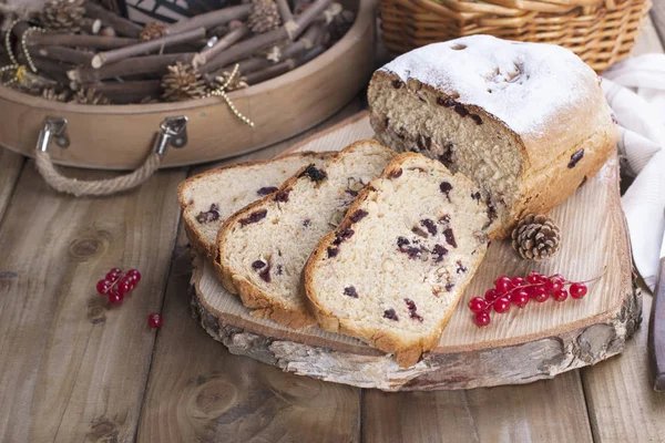 Noel ekmek meyve ve fındık, ahşap bir masa ile