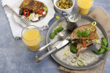 Fesleğen, mantar ve peynir vintage tabakta öğle yemeği için kadeh kaldıralım. sağlıklı gıda ve bir bardak meyve suyu. Kopya alanı