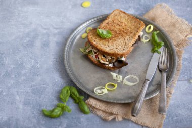 Fesleğen ve vintage bir plaka üzerinde peynir ile öğle yemeği için atmak. Kopya alanı