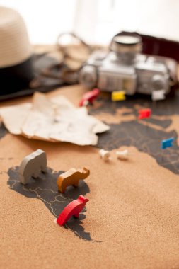 Eski harita, fotoğraf makinesi, şapka ve güneş ışığından masanın üstünde belgili tanımlık pencere. Retro tarzı fotoğraf. Seyahat planları. Kopya alanı