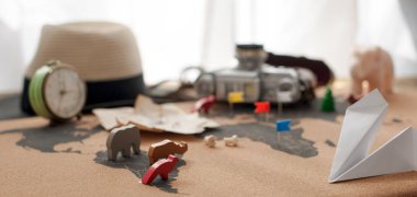 Eski harita, fotoğraf makinesi, şapka ve güneş ışığından masanın üstünde belgili tanımlık pencere. Retro tarzı fotoğraf. Seyahat planları. Uzay kopyalayın. Afiş