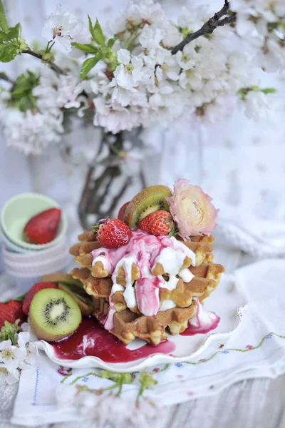 Pequeno-almoço saboroso. waffles belgas. Comida vegetariana. Doce cozimento caseiro. Frutas , — Fotografia de Stock