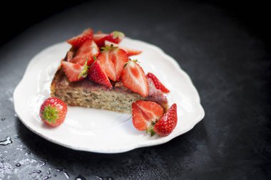 Tatlı pasta yemek pişmiş geleneksel çilekli turta tart pasta.