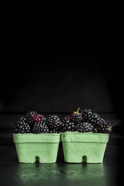 Blueberry jeżyny w obrazki na czarnym tle. Letnie owoce — Zdjęcie stockowe