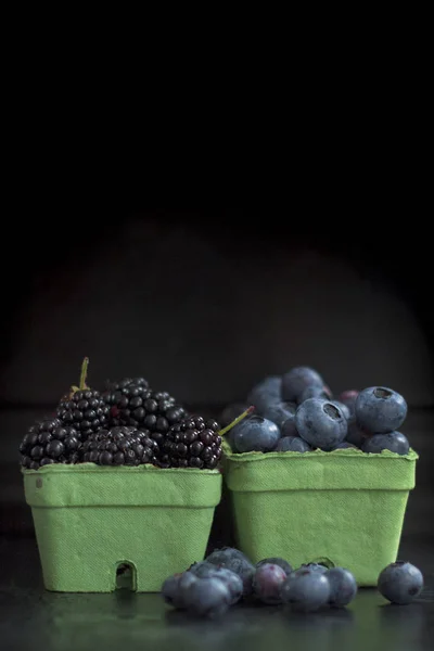 Blueberry jeżyny w obrazki na czarnym tle. Letnie owoce — Zdjęcie stockowe