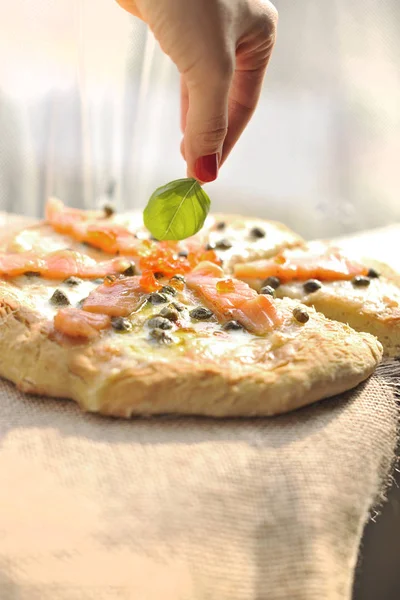 Pizza with salmon and basil and capers. Traditional Italian pastries. Copy space — Stock Photo, Image
