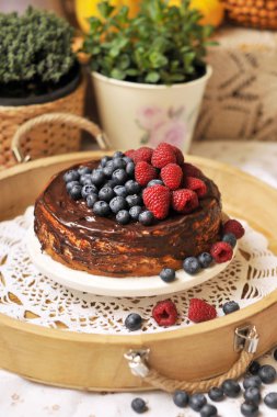 Kek çilek, ahududu ve yaban mersini. Kahvaltı için lezzetli ev yapımı hamur işleri.