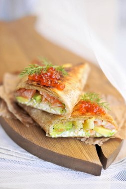 Balık ve havyar, lezzetli deniz ürünleri ile ekmek rulo. Asya mutfağı. Kopya alanı