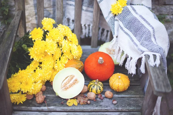 Naturaleza otoñal. Fruta de otoño en madera. Acción de Gracias. verduras de otoño en una silla vieja en el jardín, espacio libre para el texto, flores amarillas —  Fotos de Stock