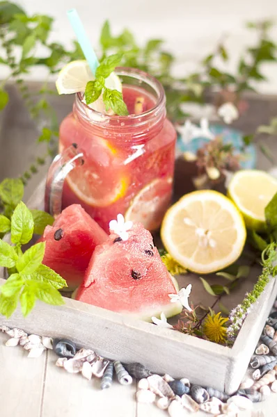 Fresh od arbuza z cytryna i mięta, pić pyszne lato — Zdjęcie stockowe
