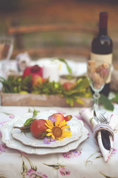 Almuerzo en el jardín con vino y fruta. Cena romántica al aire libre. Hojas de otoño de flores. Hermoso libro de recortes de mesa. Foto vintage . —  Fotos de Stock