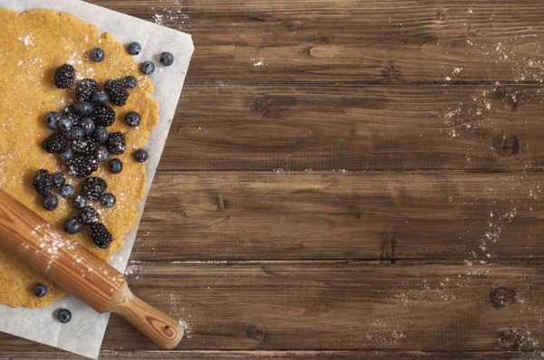 Hamur pasta ve böğürtlenli doldurma, metin için boş alan için. Homemade Pişirme.