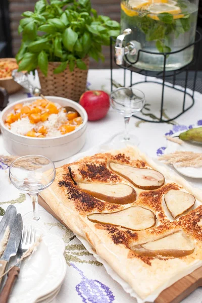 Mittagessen zu Hause im Freien im Hof. Herbstgemüse und Obst. Kuchen mit Birne und Gewürzen, Limonade in einer großen Flasche. — Stockfoto