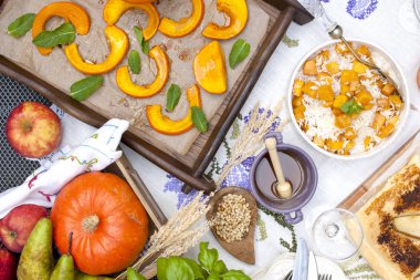 Tatlı, pişmiş kabak ve armut ile pasta. Tüm aile için sonbahar akşam yemeği. Kabak ve ballı yulaf lapası. Alanı, düz yatıyordu kopyalama