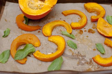 Bal ve tarçın, bir siyah sac pişirme ile kabak pişmiş. Aile sonbahar akşam yemeği. Kopya alanı