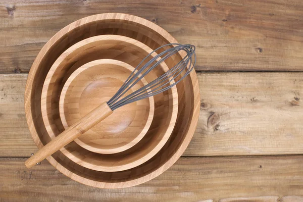 Identical wooden plates of different sizes, corolla for cooking on a wooden background. Natural materials at home and in the kitchen. Copy space — Stock Photo, Image