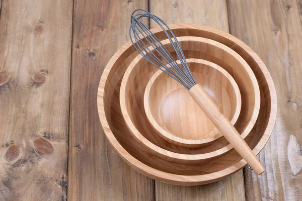 Identical wooden plates of different sizes, corolla for cooking on a wooden background. Natural materials at home and in the kitchen. Copy space — Stock Photo, Image